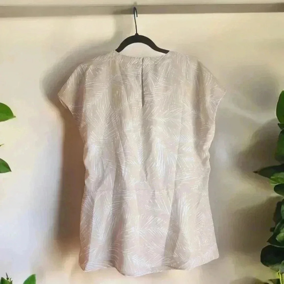 Michael Kors Printed Wrap Top Beige Tie Closure Round Hem Cap L75421 Womens Sz M - Picture 2 of 6